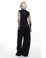 Pantalón de denim negro con corte sastrero de pierna ancha, tiro alto y pretina cruzada. Presenta un aplique de caballo/dragón en bronce hecho a mano y bordado del logo Temblad en la parte trasera.
