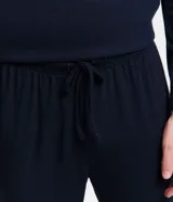 Pijama largo de algodón azul marino para hombre, compuesto por remera de manga larga con cuello redondo y pantalón con cintura elástica y lazo ajustable. Presenta detalle de bies contrastante en color crema en cuello, puños y laterales del pantalón.