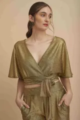 Top dorado con escote en V, mangas cortas tipo kimono y lazo para atar en la cintura.