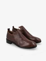 Bota corta de cuero color marrón, con diseño elegante y sin cierre.