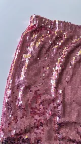 Minifalda ajustada de lentejuelas rosas.