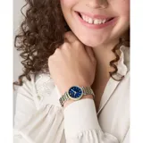 Reloj Fossil para mujer, modelo Carlie, con caja de acero inoxidable combinada en plateado y dorado, esfera azul con acabado sunray, bisel con strass y malla de acero inoxidable bicolor. Resistencia al agua de 50m.
