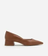 Zapato femenino básico, de modelo scarpin, color marrón, con puntera fina y tacón bloque mediano.