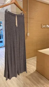 Pantalón gris de rib lanilla, corte oxford con bolsillos.