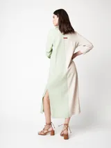 Camisola de lino de color gris y mostaza, con cierre frontal de botones y lazo para ajustar la silueta.
