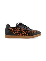 Zapatillas acordonadas doradas de cuero, con suela marrón de goma.