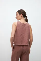 Musculosa color chocolate de lino, corte recto y cuello redondo.