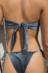 Parte inferior de bikini color azul oscuro, estilo vedetina con tiras laterales ajustables.