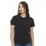 Remera negra de manga corta con cuello redondo y logo Wrangler bordado en color naranja en el pecho.