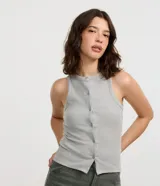 Musculosa gris de rib con cuello redondo y abotonadura delantera.
