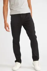 Jean straight de hombre, inspirado en los clásicos jeans de los 90, con fit recto que se ajusta desde la cadera hasta el tobillo.