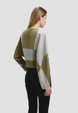 Blusa de lino y viscosa con diseño color block, corte holgado y cuello a la base.