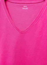 Camiseta negra de algodón con cuello en V y mangas cortas.