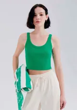 Musculosa cropped de tela acanalada color verde, con corte moderno y tejido suave.