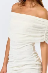 Vestido corto marrón de mesh, con escote off-shoulder y fruncido en la falda.