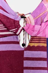 Vestido midi con estampado de rayas y bloques de color rosa, lila, naranja y blanco. Escote pico con tirantes finos ajustables, detalle de abertura en el delantero y cierre en la espalda con cremallera oculta.