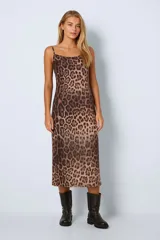 Vestido midi de tirantes finos con estampado animal print de leopardo en tonos marrones.