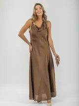 Vestido largo color marrón de satén, con breteles finos y cuello drapeado.