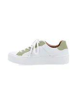 Sneaker de cuero vacuno con estampado de camuflaje y suela marrón.