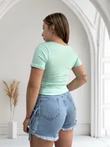 Remera negra ajustada al cuerpo, con escote cuadrado y mangas cortas.