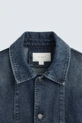 Sobrecamisa relaxed fit confeccionada en denim de algodón con efecto lavado. Tiene cuello solapa, manga larga, bolsillos frontales de plastrón y cierre frontal de botonadura.