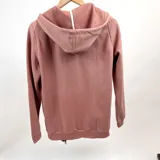 Campera con capucha color rosa viejo, con cierre frontal y bolsillos laterales. Logo de la marca bordado en el pecho.