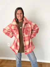 Campera oversize de paño con diseño cuadrillé en tonos rosa y crudo, corte recto y amplio, con botones frontales, bolsillos laterales y forro interior.