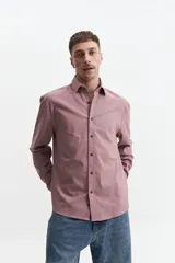 Camisa de algodón color rosa con cuello clásico y corte semi slim.
