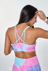 Conjunto deportivo de calza corta y top, con estampado tie-dye en tonos celeste, rosa y lila.