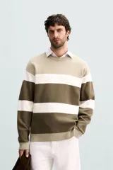 Jersey marrón de punto suave, corte regular, cuello redondo y manga larga con terminaciones en rib.