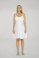 Camisón maternal gris melange de algodón con breteles regulables y broches de acceso para lactancia.