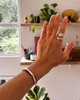 Anillo dorado con diseño de serpiente enroscada.