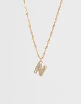 Cadena corta dorada con dije de la letra A cubierto de strass.