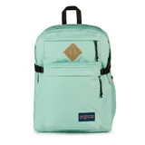 Mochila Jansport Main Campus color verde agua, con logo de la marca en la parte inferior y aplique de cuero sintético en la parte superior. Cuenta con múltiples compartimentos y bolsillos, correas acolchadas y asa de transporte superior.