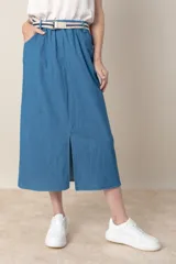 Pollera midi de jean azul, corte recto con tajo frontal, cintura elastizada con cinto y bolsillos laterales.