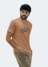 Camiseta de manga corta en color tostado, con estampado gráfico de una bicicleta, de corte regular.