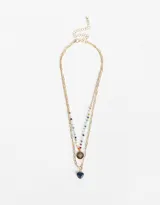 Collar corto dorado con cadena de eslabones y cadena de cuentas de colores. Incluye dije de moneda dorada con estrella grabada y dije de corazón de piedra azul.