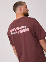 Remera marrón de hombre con estampado delantero y trasero.