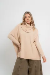 Sweater de punto color beige, con cuello amplio volcado y mangas largas acanaladas.
