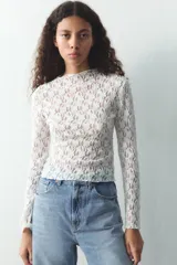 Camiseta negra de encaje con cuello alto y mangas largas.