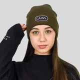 Gorro de lana negro con logo bordado en blanco.