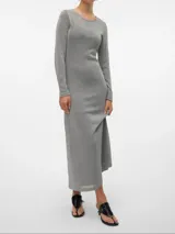 Vestido midi tejido color gris con brillo, de manga larga y cuello redondo.