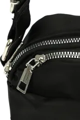 Bandolera roja de poliéster con correa regulable y dos bolsillos externos con cierre.
