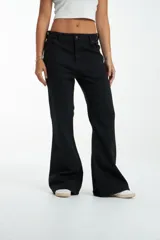 Pantalón de jean negro, de corte ajustado en cintura y caderas, con pierna ancha.