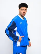 Buzo deportivo azul marino, rojo y blanco con escudo del Club Nacional de Football en el pecho y logo de Umbro en la manga.