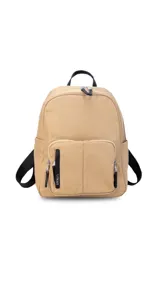 Mochila negra de nylon con cierre principal y dos bolsillos frontales con cierre.