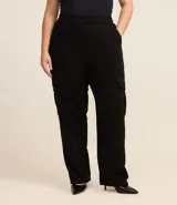 Pantalón cargo negro de crepé, talle grande, con bolsillos laterales con botón y cintura lisa.