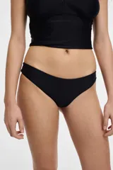 Bombacha de bikini color marrón, de corte clásico.