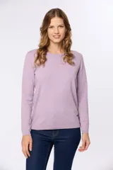 Buzo lila de hilo de algodón, con cuello redondo a la base y mangas largas.