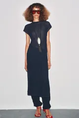 Vestido midi azul marino semitransparente de punto fino con efecto arrugado, cuello redondo, manga corta y aberturas laterales en el bajo. Cierre en la espalda con lazo.